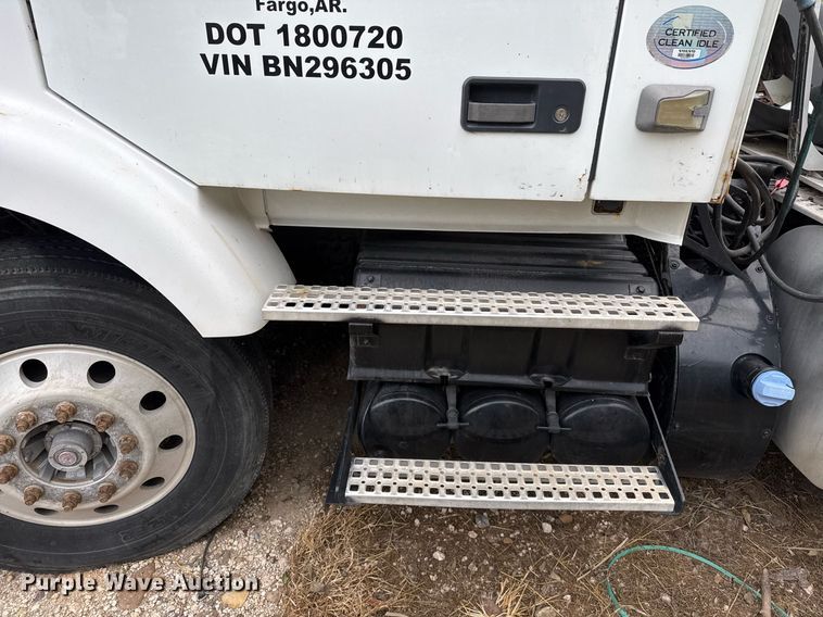 image for item EJ3286 2011 Volvo VN semi truck