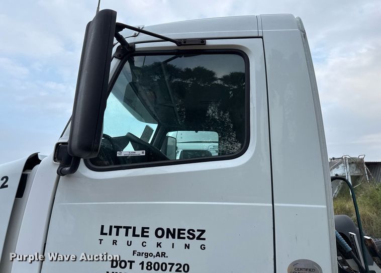 image for item EJ3286 2011 Volvo VN semi truck