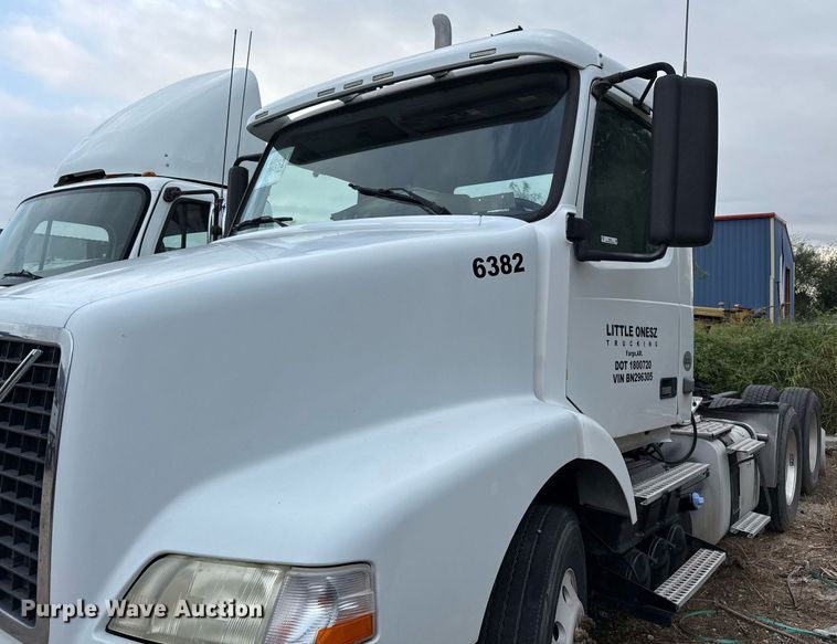 image for item EJ3286 2011 Volvo VN semi truck