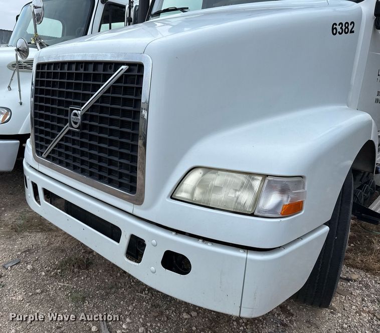image for item EJ3286 2011 Volvo VN semi truck