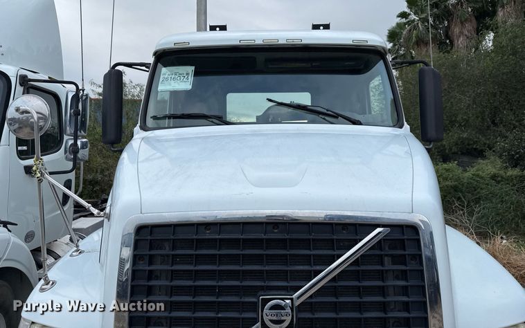 image for item EJ3286 2011 Volvo VN semi truck