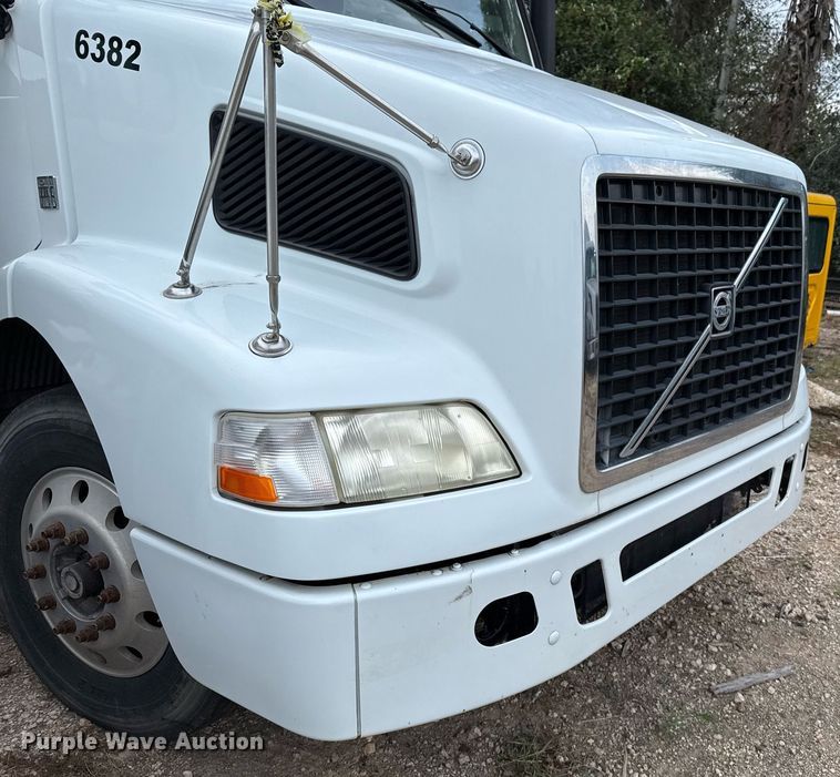 image for item EJ3286 2011 Volvo VN semi truck