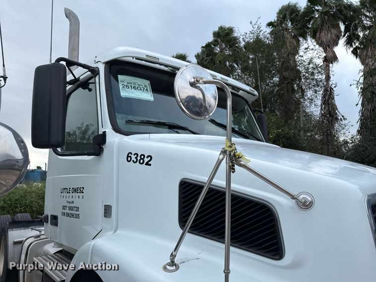 image for item EJ3286 2011 Volvo VN semi truck