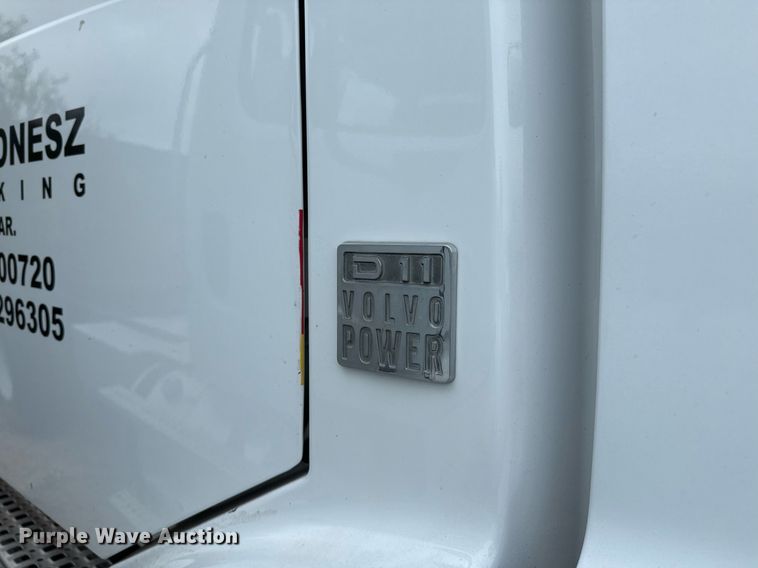 image for item EJ3286 2011 Volvo VN semi truck