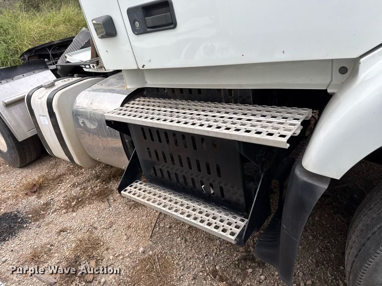 image for item EJ3286 2011 Volvo VN semi truck