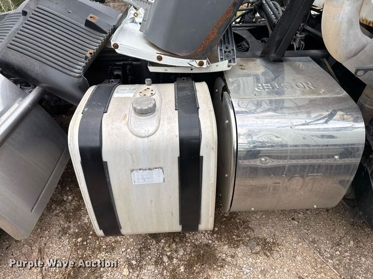 image for item EJ3286 2011 Volvo VN semi truck