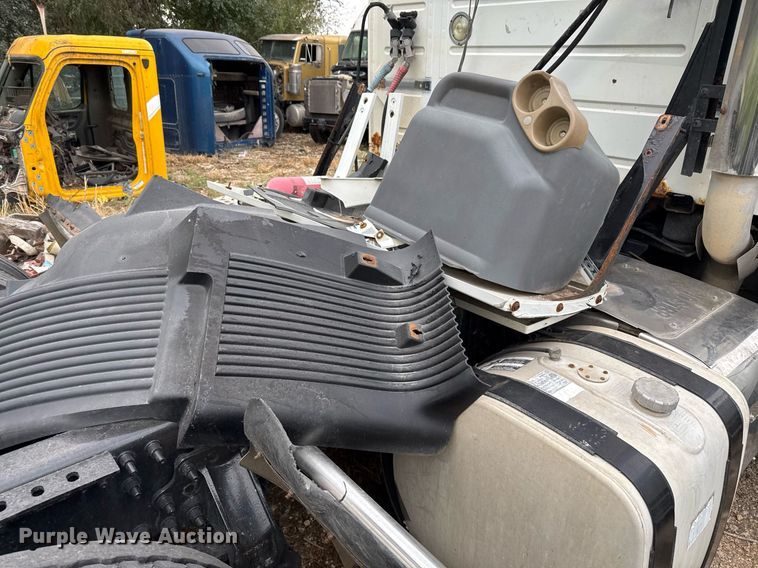 image for item EJ3286 2011 Volvo VN semi truck