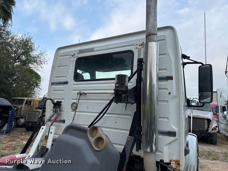 image for item EJ3286 2011 Volvo VN semi truck