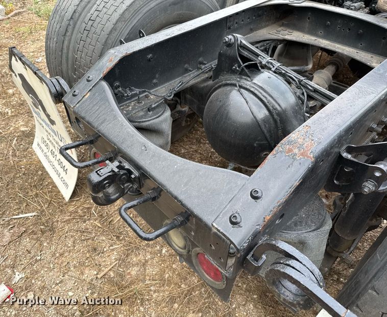 image for item EJ3286 2011 Volvo VN semi truck