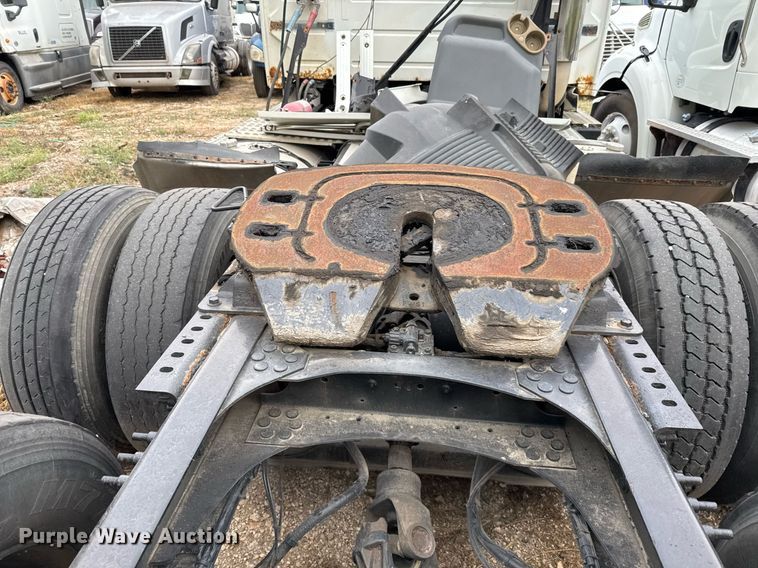 image for item EJ3286 2011 Volvo VN semi truck