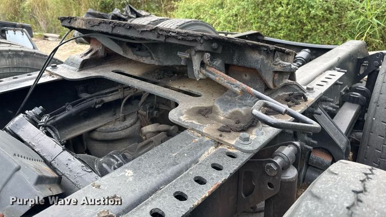 image for item EJ3286 2011 Volvo VN semi truck