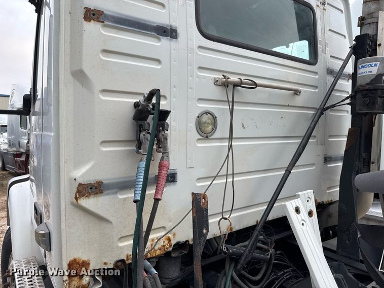 image for item EJ3286 2011 Volvo VN semi truck