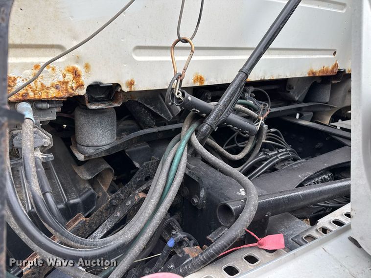 image for item EJ3286 2011 Volvo VN semi truck