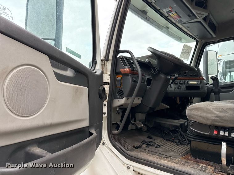 image for item EJ3286 2011 Volvo VN semi truck