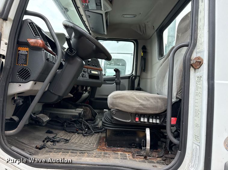 image for item EJ3286 2011 Volvo VN semi truck