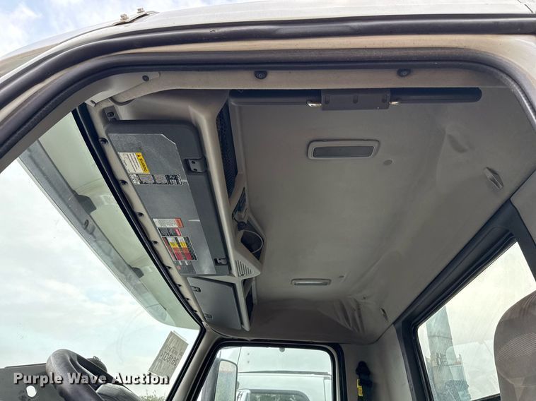 image for item EJ3286 2011 Volvo VN semi truck