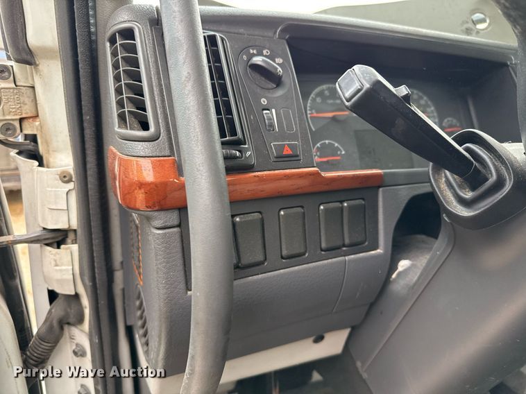 image for item EJ3286 2011 Volvo VN semi truck