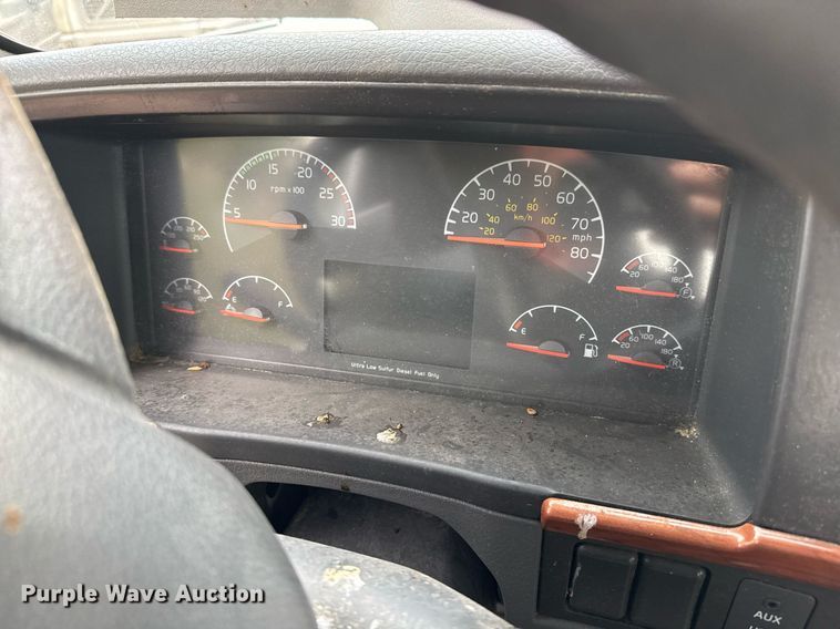 image for item EJ3286 2011 Volvo VN semi truck