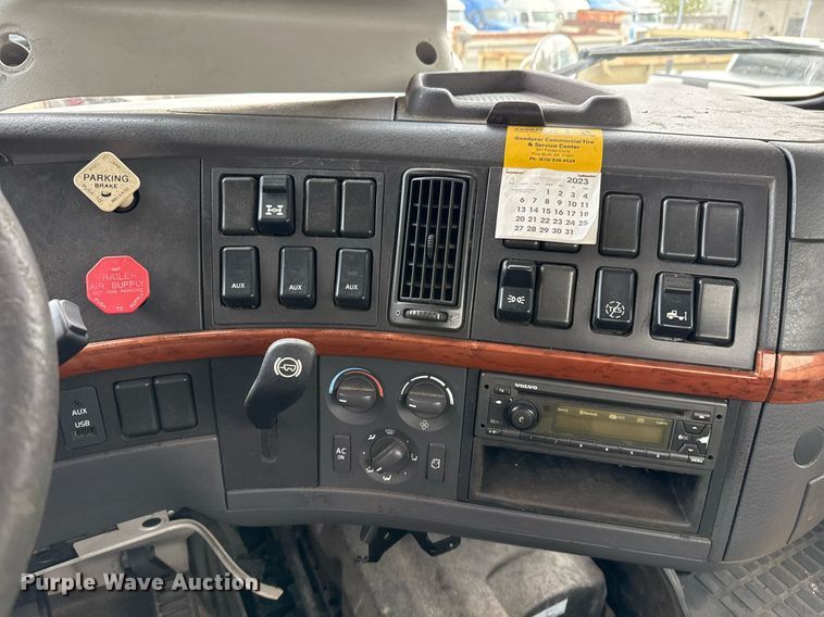 image for item EJ3286 2011 Volvo VN semi truck