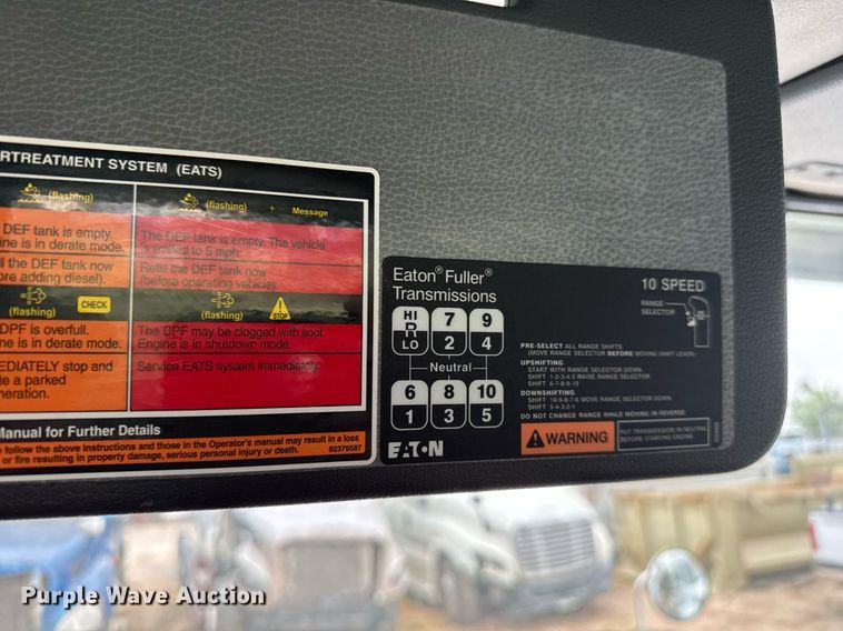 image for item EJ3286 2011 Volvo VN semi truck