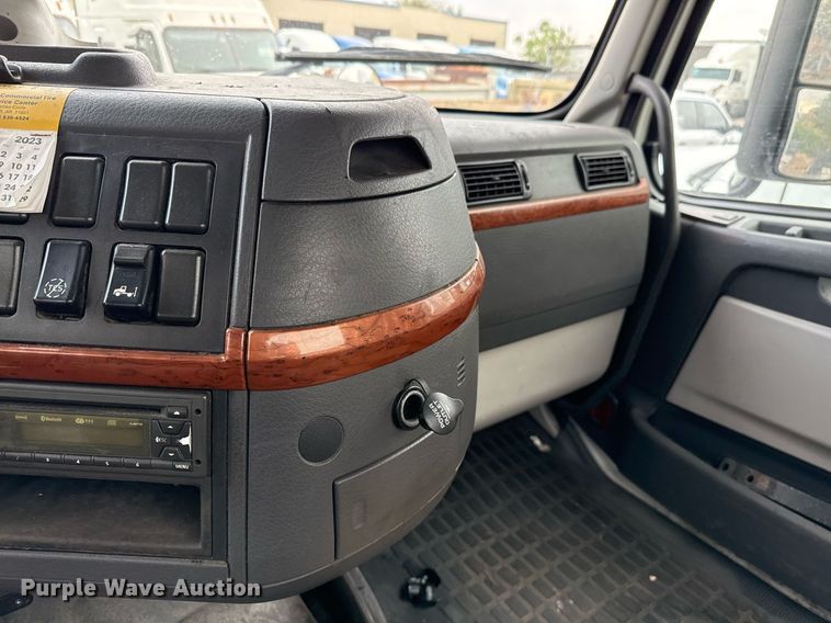 image for item EJ3286 2011 Volvo VN semi truck