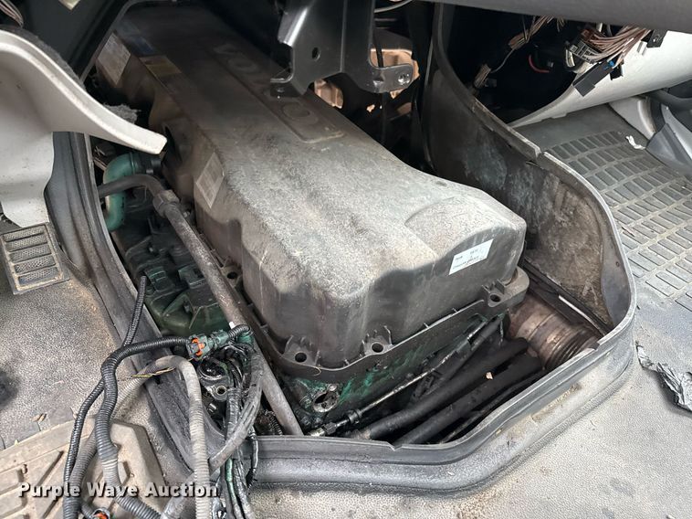 image for item EJ3286 2011 Volvo VN semi truck