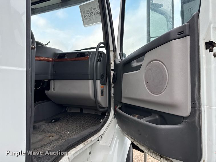 image for item EJ3286 2011 Volvo VN semi truck