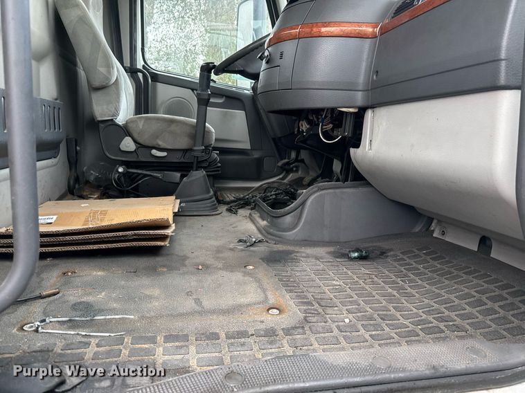 image for item EJ3286 2011 Volvo VN semi truck