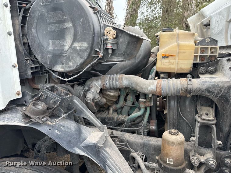 image for item EJ3286 2011 Volvo VN semi truck