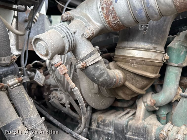 image for item EJ3286 2011 Volvo VN semi truck