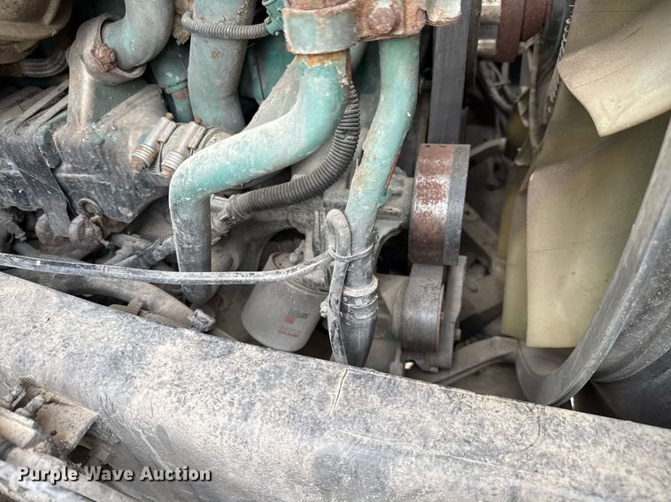 image for item EJ3286 2011 Volvo VN semi truck