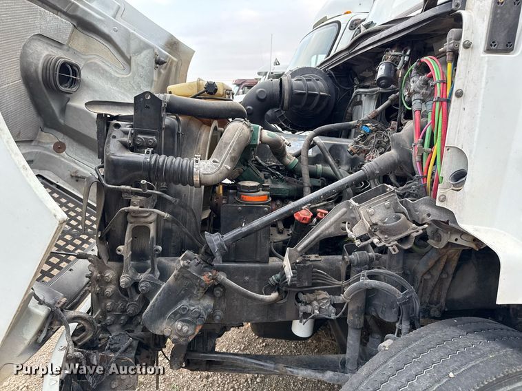 image for item EJ3286 2011 Volvo VN semi truck