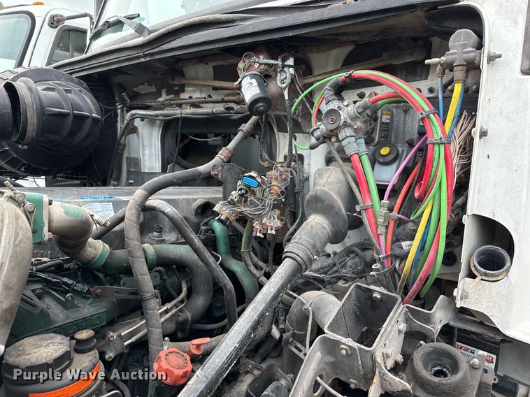 image for item EJ3286 2011 Volvo VN semi truck