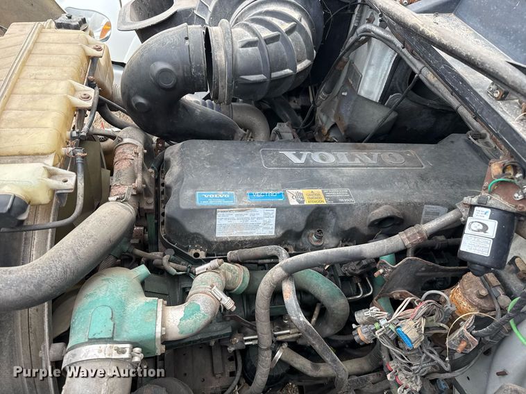 image for item EJ3286 2011 Volvo VN semi truck