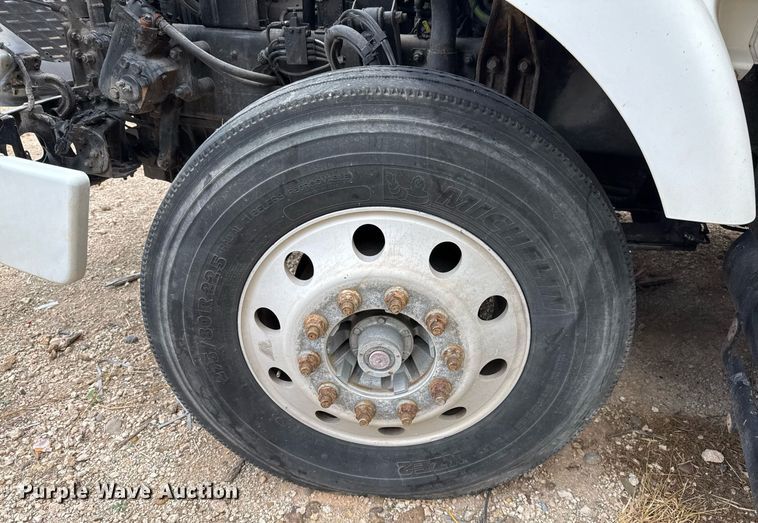 image for item EJ3286 2011 Volvo VN semi truck