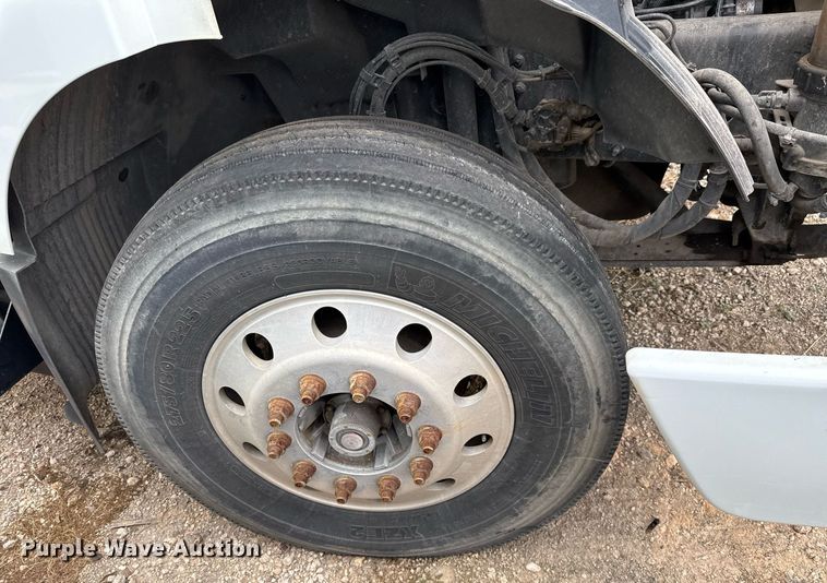 image for item EJ3286 2011 Volvo VN semi truck