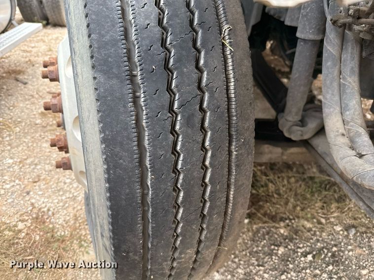 image for item EJ3286 2011 Volvo VN semi truck