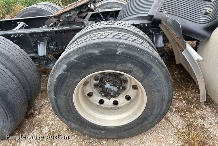 image for item EJ3286 2011 Volvo VN semi truck