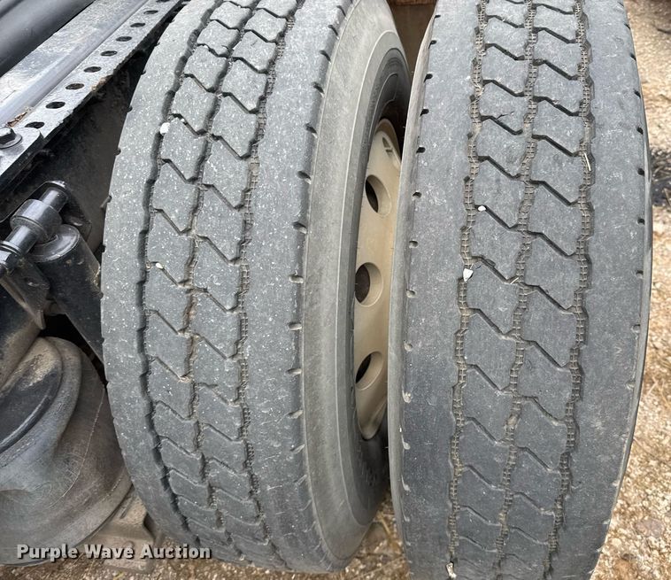 image for item EJ3286 2011 Volvo VN semi truck