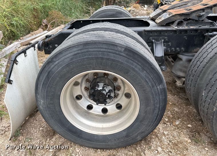 image for item EJ3286 2011 Volvo VN semi truck