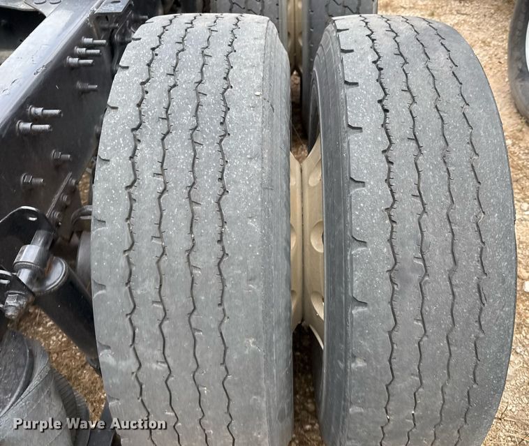 image for item EJ3286 2011 Volvo VN semi truck