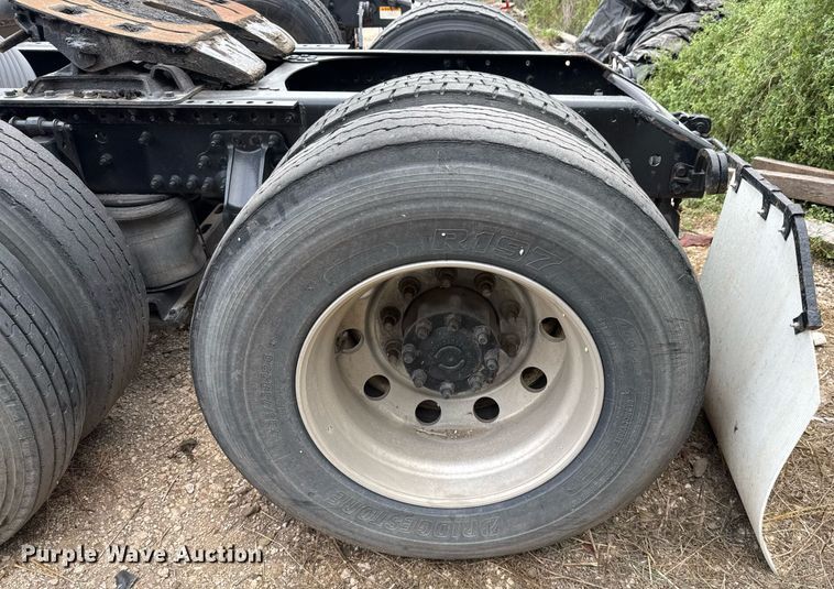 image for item EJ3286 2011 Volvo VN semi truck