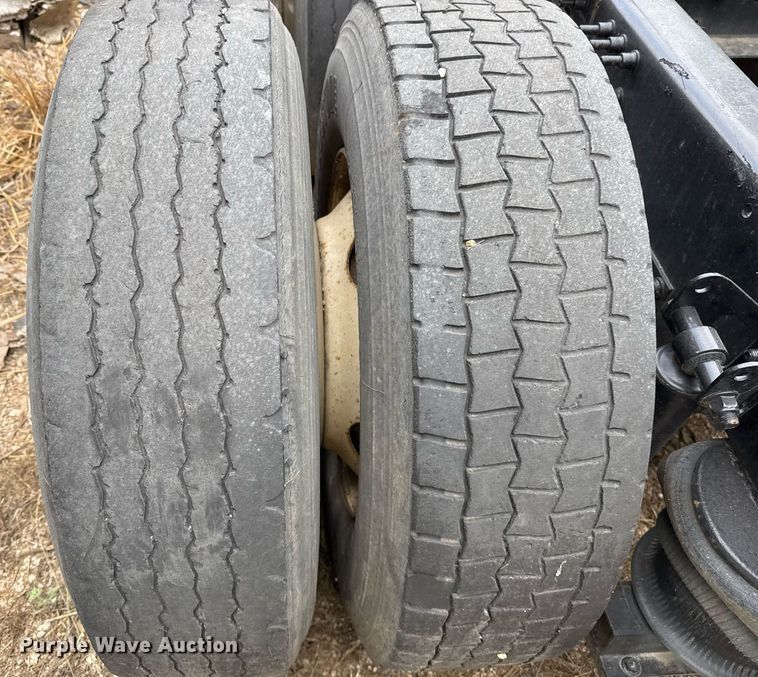 image for item EJ3286 2011 Volvo VN semi truck