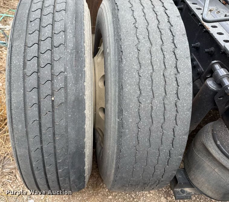 image for item EJ3286 2011 Volvo VN semi truck