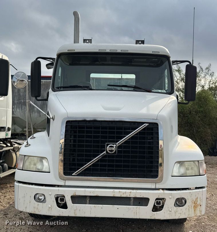image for item EJ3288 2010 Volvo VN semi truck