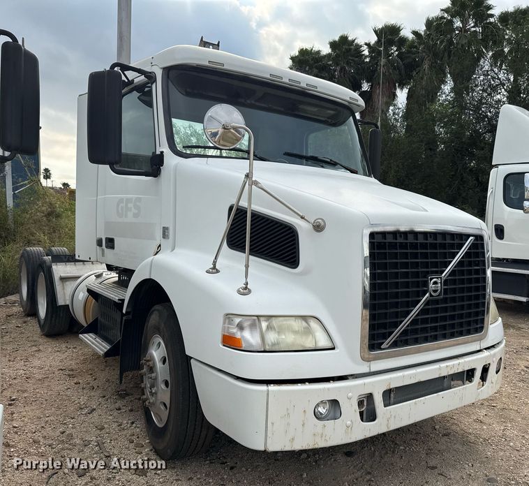 image for item EJ3288 2010 Volvo VN semi truck