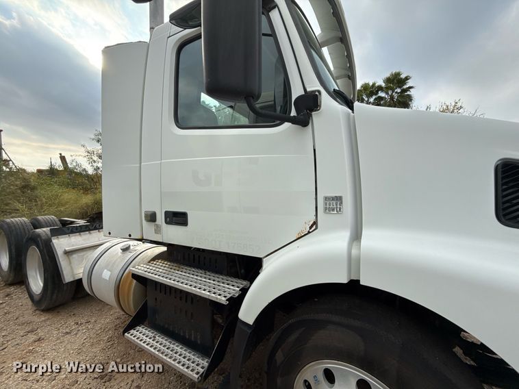 image for item EJ3288 2010 Volvo VN semi truck