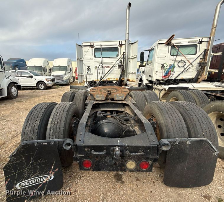 image for item EJ3288 2010 Volvo VN semi truck