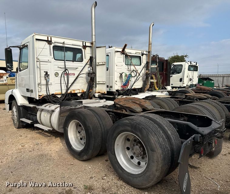 image for item EJ3288 2010 Volvo VN semi truck