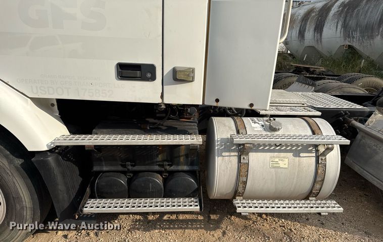 image for item EJ3288 2010 Volvo VN semi truck